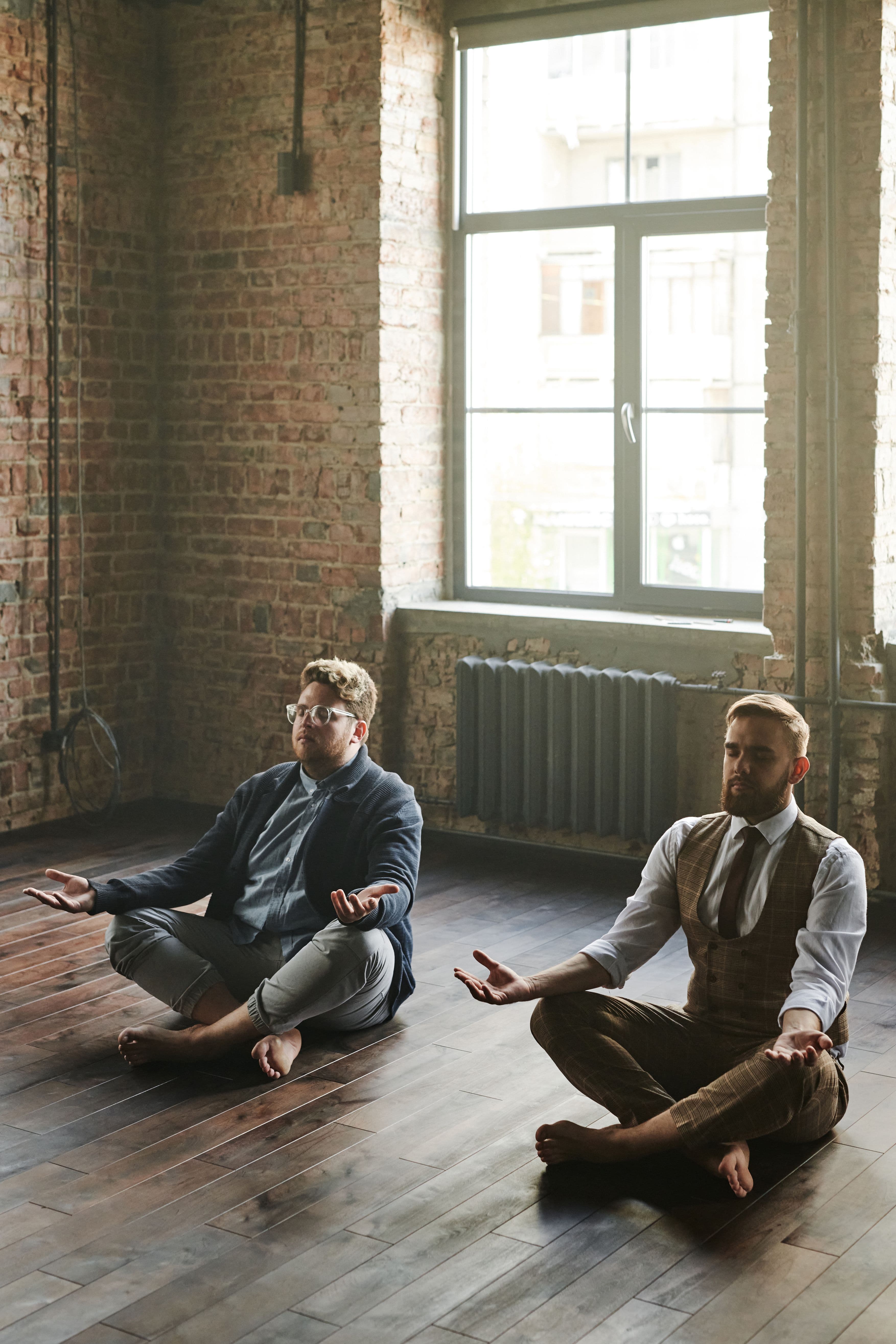 Mannen in pak in meditatiehouding.