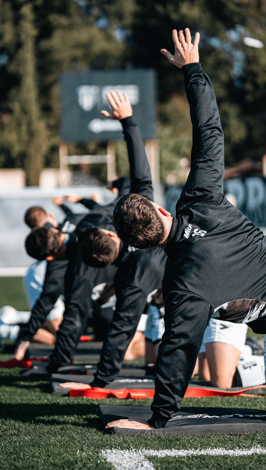 Voetbalteam aan het stretchen op het veld
